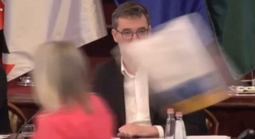 A fővárosi tiszás képviselők eldobták az Ukrajna EU-tagságát hirdető pólókat