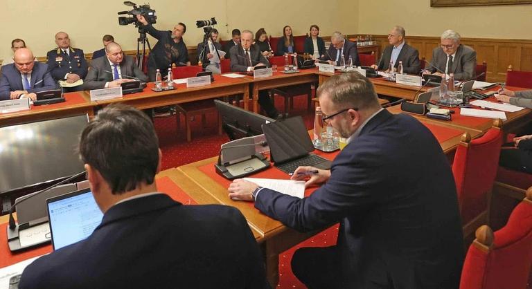 Rendkívüli bizottsági ülést hívtak össze Ruszi-Szendi Romulusz miatt