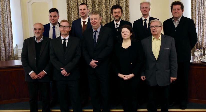 Néhány pajzán, kocsmázó és dohányzó diákot kicsaptak