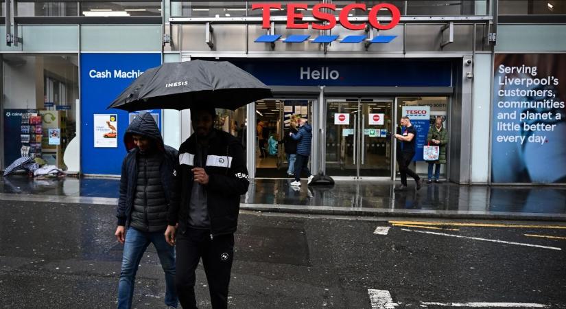 „Videóbíróval” a bolti szarkák ellen: új módszerrel védekezik a Tesco