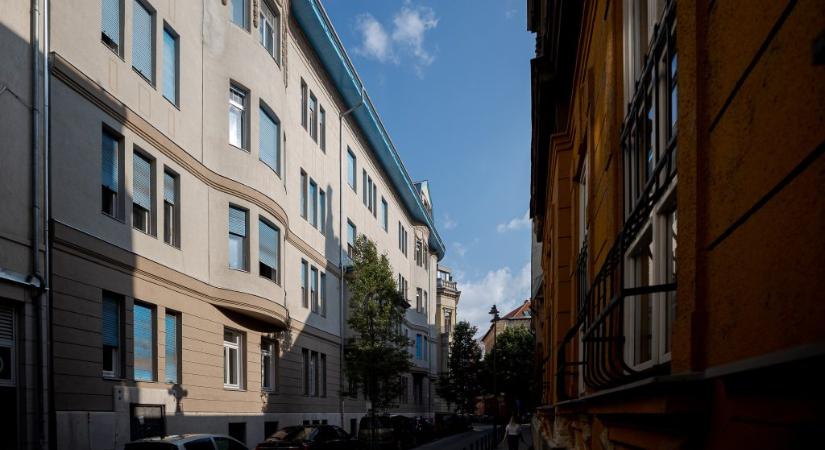 Megfosztották a mandátumától a korábbi fideszes józsefvárosi képviselőt, aki kibelezve adta át az önkormányzati lakását