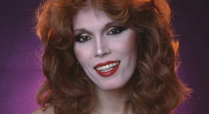 A 80 éves Amanda Lear filterrel és anélkül: döbbenetes, milyen a 70-es évek dívájának arca a valóságban