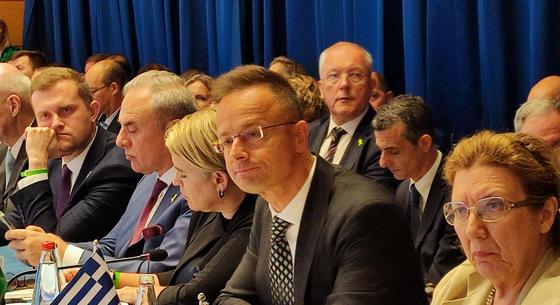 Szijjártó szerint az EU azért bünteti Magyarországot, mert kiűztük az antiszemitizmust terjesztő migránsokat