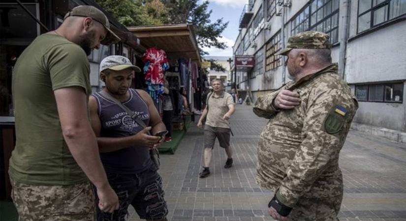 Az ukránoknak akár nyolc év börtönbüntetéssel kell számolniuk, ha akadályozzák a TCK-munkatársak tevékenységét