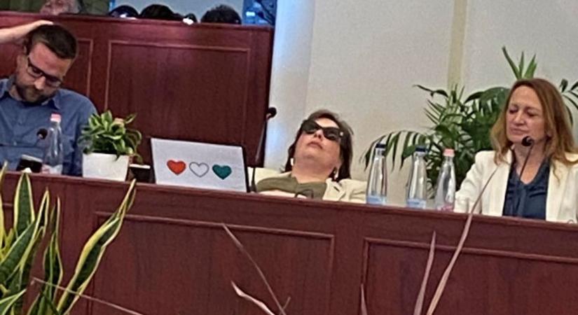 Nem bírta idegekkel a tanácskozást a TISZA Párt fővárosi képviselője: hamar elszundított Barna Judit