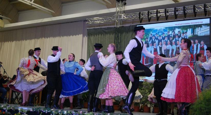 A Kárpát-medence több száz néptáncosa ünnepel együtt a találkozón