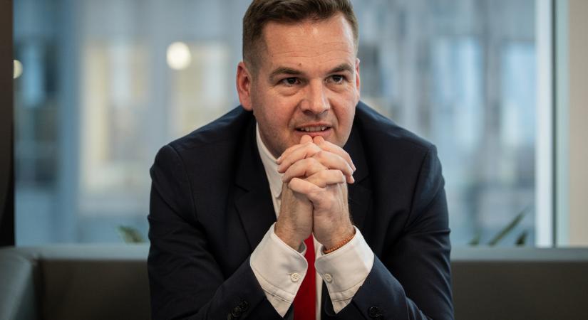 Magyar Péter közúti veszélyeztetéssel vádolta Németh Balázst, a korábbi híradós autóvezetés közben válaszolt
