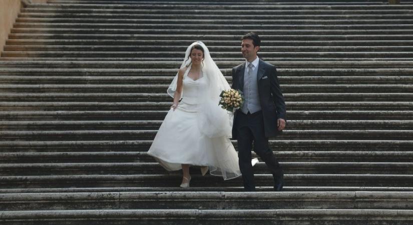 Szégyen, ha „kevés” pénz lapul a borítékban? Ennyit illik adni 2025-ben nászajándékba! Elég durva...