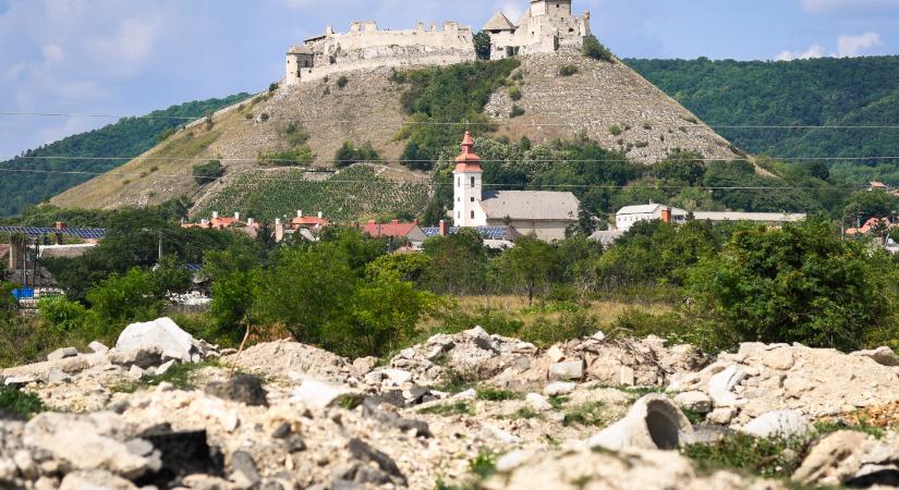 A sümegi önkormányzat ügyei miatt a képviselő-testület feloszlatását kezdeményezte négy képviselő