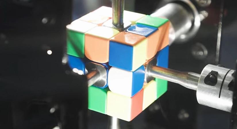 Új világrekord született a Rubik-kocka kirakásában