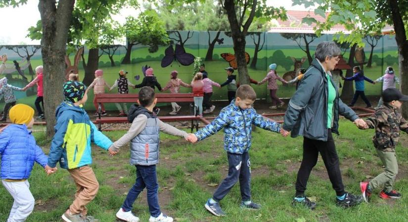Élettelivé vált az egykor csúf óvodai betonfal