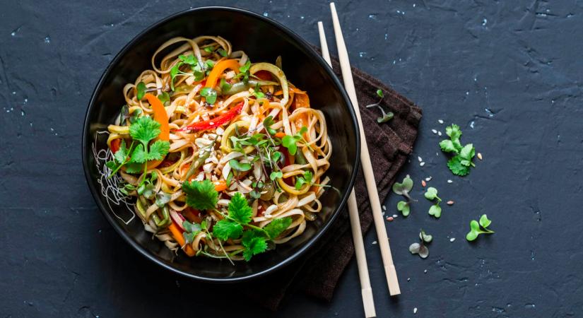 Pad thai színes zöldségekkel és ropogós mogyoróval