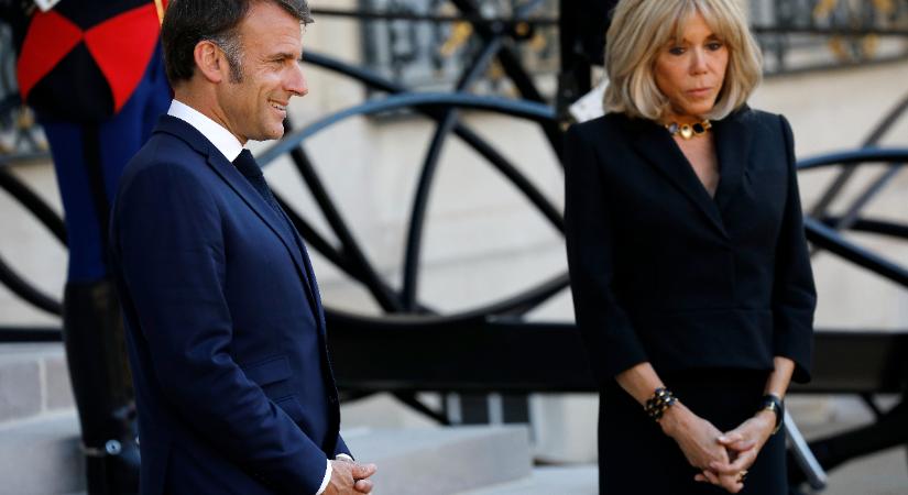 Ezt suttogta Emmanuel Macron a feleségének, mikor az meglökte őt – a szakértő leleplezte a párt
