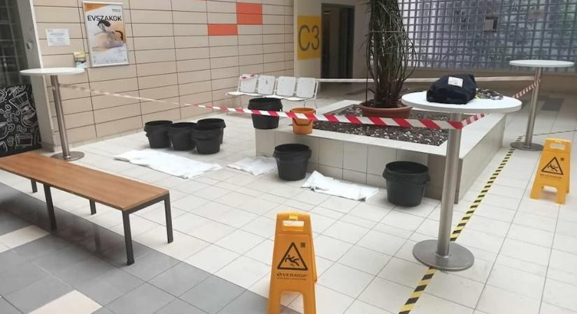 Vödrökkel és szalaggal védekezik a győri kórház a beázás ellen