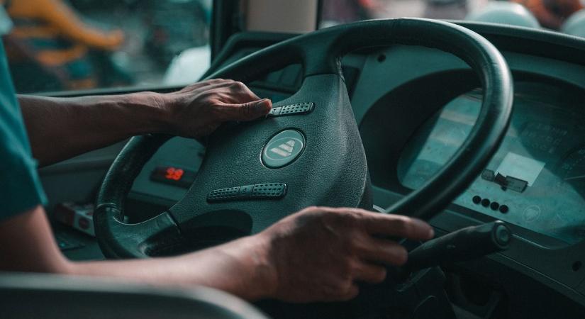 Szájba rúgta a miskolci buszsofőrt