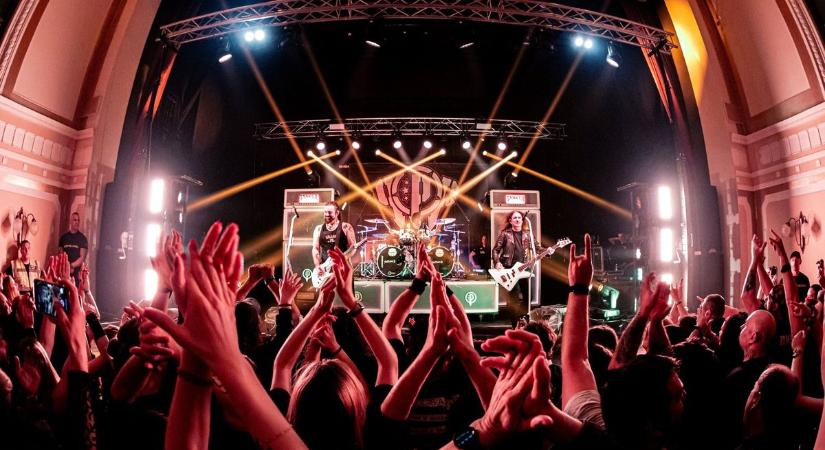 Bemutatta új gitárosát a népszerű rockzenekar - eldobod az agyad