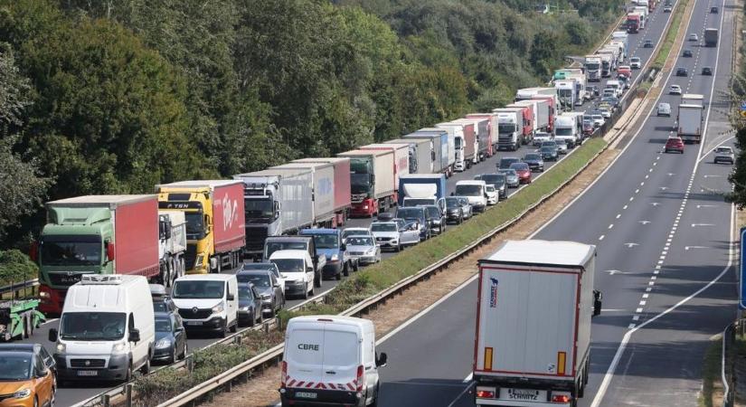 Ma is elesett az M1-es, több helyen is hatalmasak a dugók