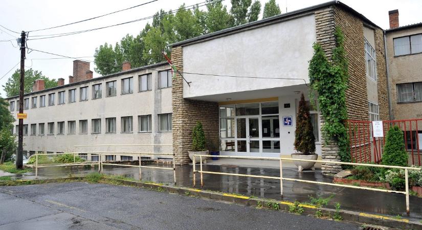 Gyermekotthonban élő fiúkat csábított magához a topmenedzser: pénzzel, cigivel és pizzával csábította őket a lakására