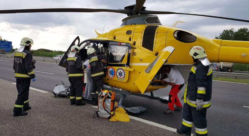 Mentőhelikopter szállt le az M7-esen, többen megsérültek a karambolban