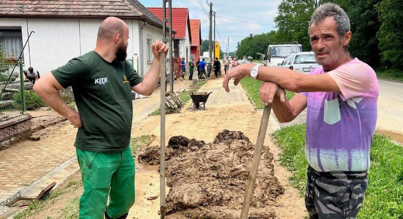 „A víz vitt mindent, amit ért” – Ha esett, az iszap elöntötte a házakat (fotók)