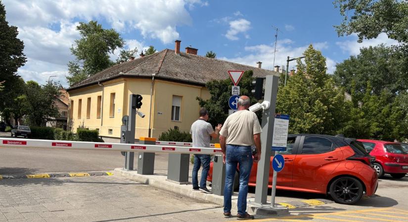 Eddig ingyen volt, jövő héttől a betegek és hozzátartozóik fizetnek az ország legdrágább parkolójában