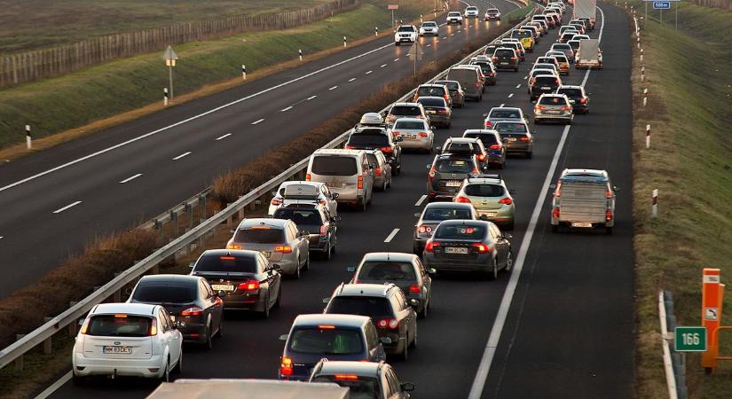 Terelést építenek az M1-esen, újabb dugó alakult ki a sztrádán