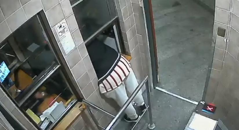 VIDEÓ: Betörte a nyilvános WC pénztárának ablakát, hogy ellopja a pénzt