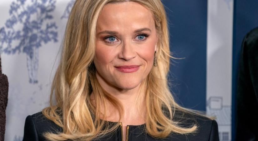 Megvan a nyár kedvenc pihenőhelye – Reese Witherspoon kanapéja a legjobb példa