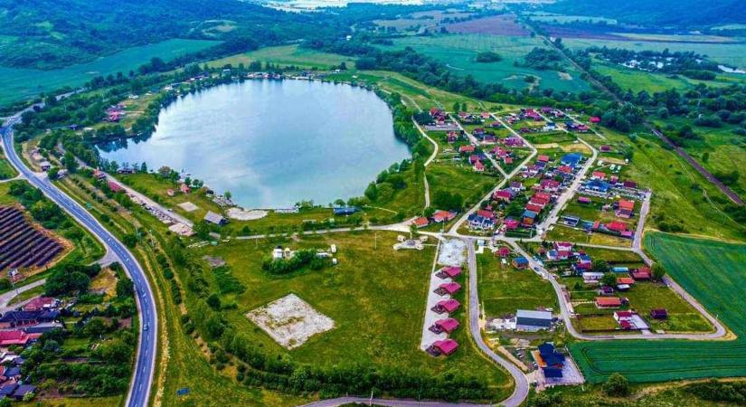 Régi ismerősként köszöntötték a Vadna Park szörnyetegét
