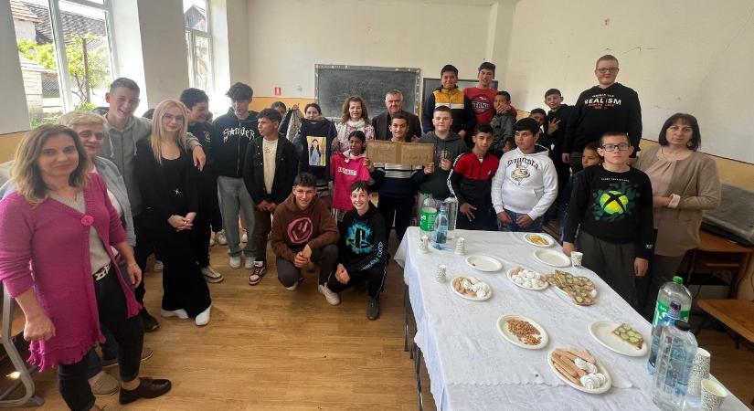 Összetartozás élmény- 800 kilométert utazott a kazinczys diákok szüleinek ruhaadománya