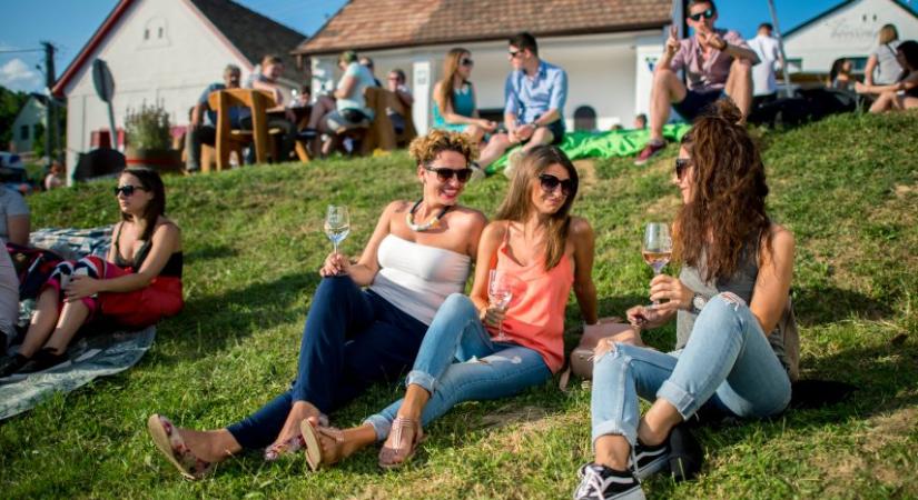 Finom borokkal és kulturális csemegékkel köszönti a pünkösdöt Palkonya