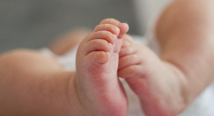 Gyermekbántalmazás: kevésen múlt, hogy nem verte agyon csecsemőjét egy anyuka