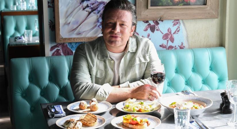 Tom Cruise-nak és a királyi családnak is főzött, de az iskolai menza az igazi szívügye – 50 éves lett Jamie Oliver