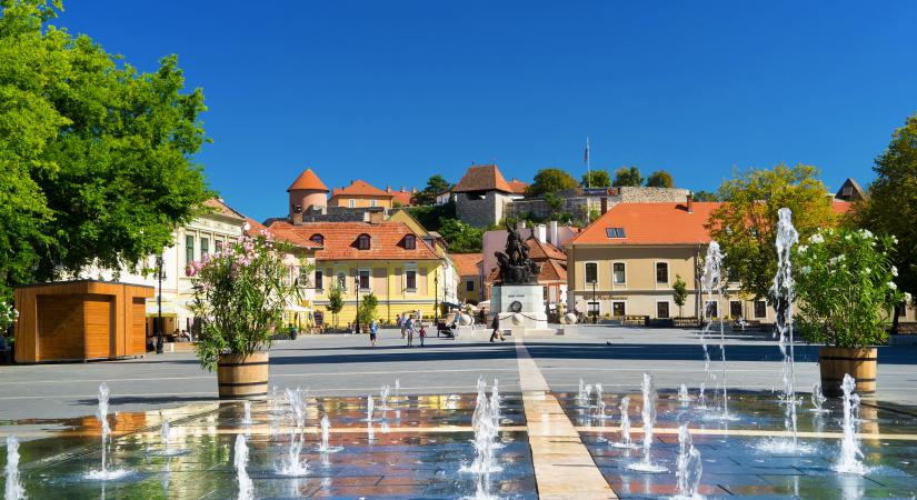 Már szállásokat is lemonodtak Egerben Rák Sándorné miatt