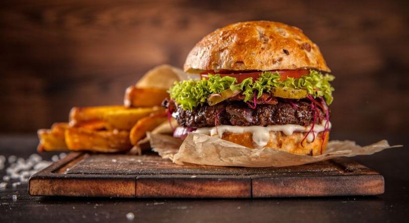 Tolna is beállt a burgerőrületbe – megkóstoltuk, mit esznek itthon!
