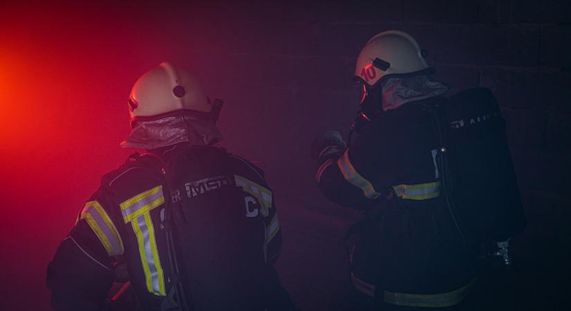 A kutyát már nem tudták kimenteni a lángoló budapesti lakásból - videó