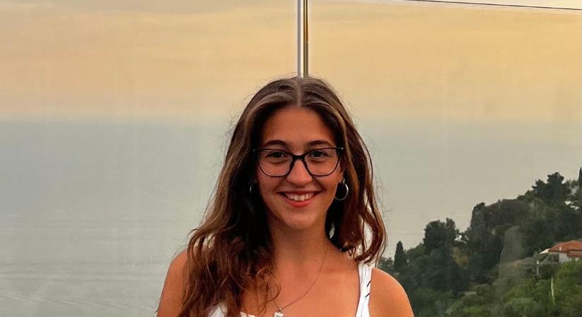 Roma gyerekeket mentorál egy egyetemista lány