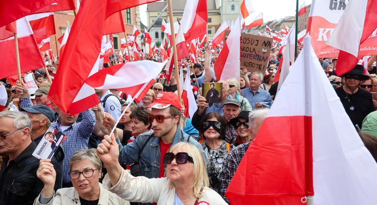 Verekedés, prostitúció, alvilági kapcsolatok – kemény vádak a lengyel elnökválasztás hajrájában