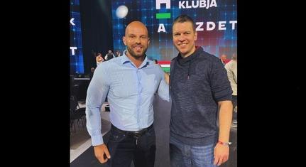 Menczer Tamás egy időseket megkárosító bűnbanda vezetőjével vigyorog a Harcosok Klubja rendezvényén