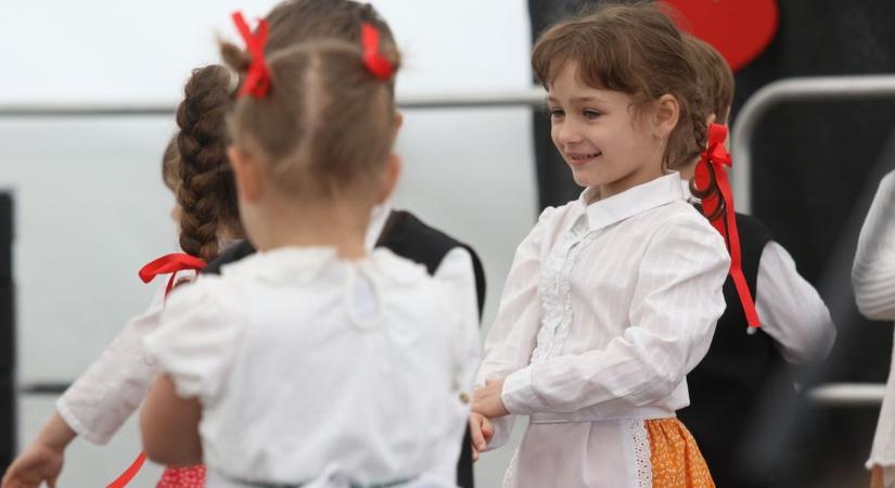 Nyakunkon a 13. Forgórózsa Fesztivál: ez vár a 3 napban