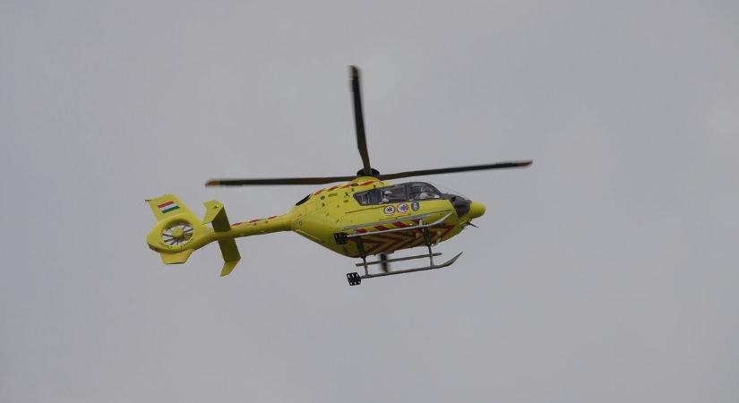 Utánfutóba hajtott egy személyautó, mentőhelikopter is érkezett a balesethez