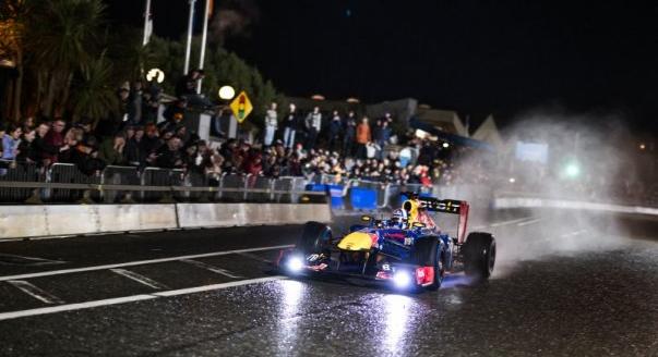 Coulthard száguld Budapest utcáin az F1-es Red Bull-lal