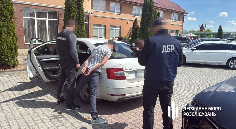 Kárpátalján lepleztek le egy vámost, aki hadköteles férfiak „csempészéséből” szerzett jövedelmet