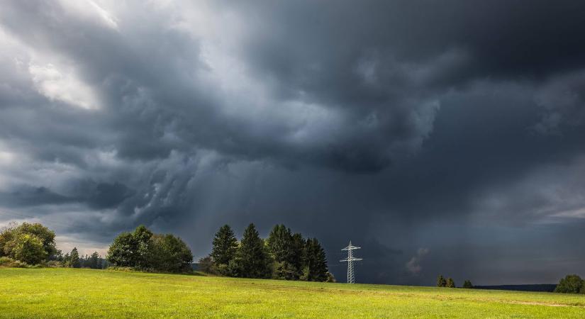 Viharos szél csapott le az ország felére, beszakadt az összeáramlási vonal - Pénteki időjárás-előrejelzés