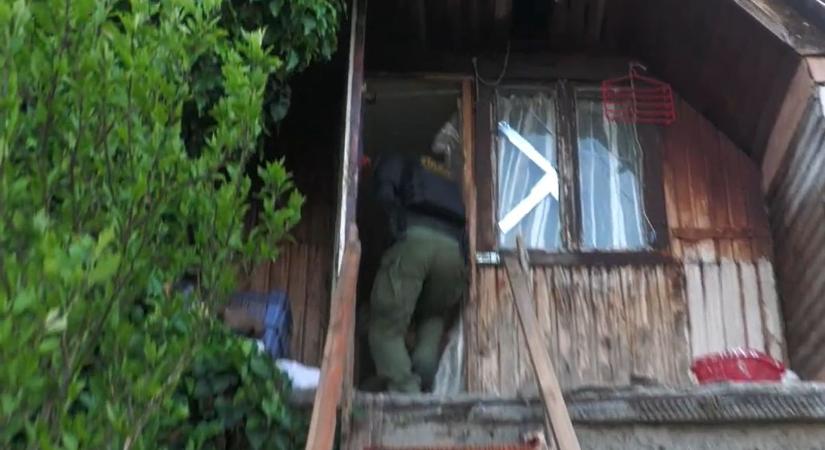 Egri házibuli extrákkal – Aki kristályt porcióz a vendégek előtt, ne lepődjön meg, ha 50 rendőr kopog  videó