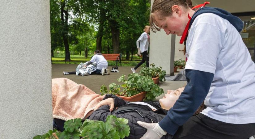 Vér folyt mindenhol Hajdúböszörmény központjában, sok sérültet kellett ellátni – fotókkal, videóval