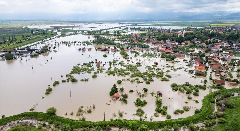 Drámai árvízhelyzet Háromszéken: százak várják, hogy hazatérhessenek