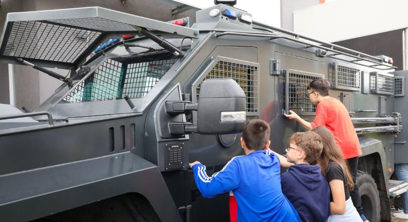 Tulajdonképpen mit csinál egy készenléti rendőr? - képek, videó