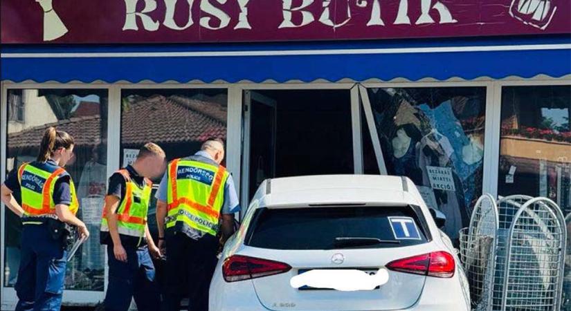 Konkrétan benézett egy Mercedes a butikba Gyálon