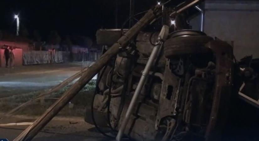 Ámokfutó sofőr - Italozás után okozott balesetet, majd kocsija alá szorult